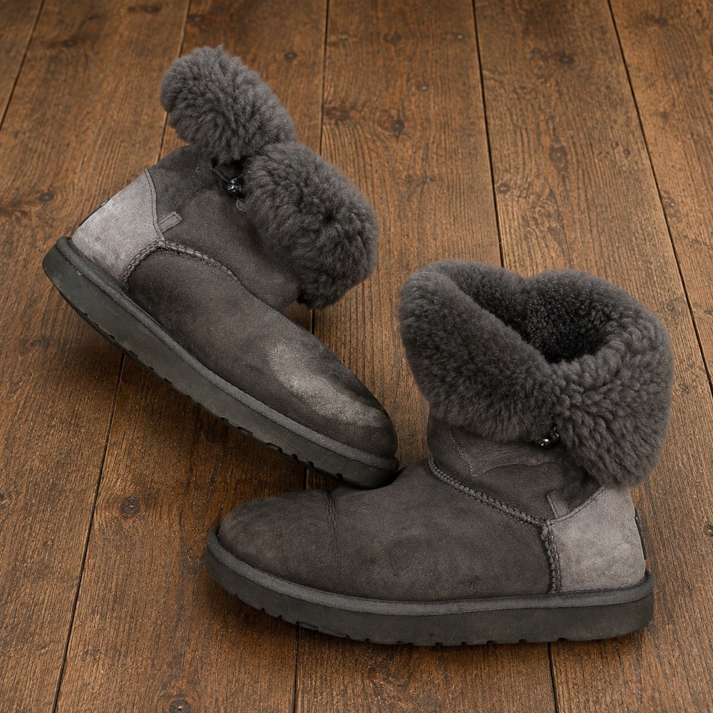 Y2K UGG Bailey Button Bling Grey Suede Sheepskin Boots Boho 2000s Crystal Size 9